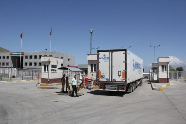 خبرنگاران محدودیتی در پذیرش کامیون از طرف ترکیه در مرز بازرگان خبرنگاران محدودیتی در پذیرش کامیون از طرف ترکیه در مرز بازرگان وجود ندارد