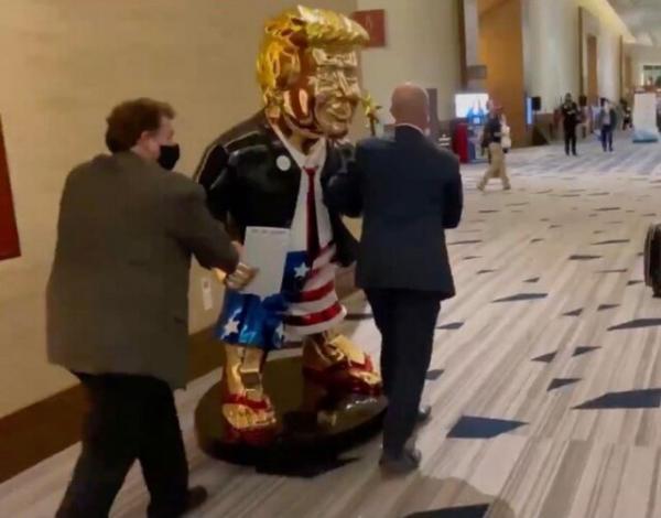رونمایی از مجسمه طلای ترامپ در کنفرانس سالانه محافظه کاران آمریکا
