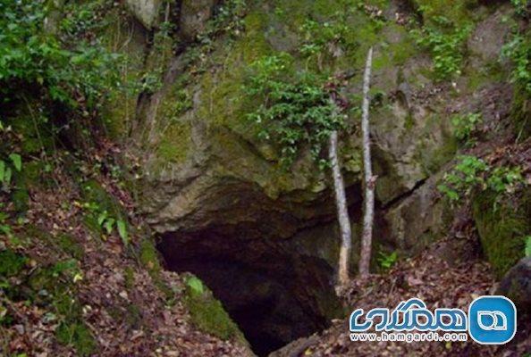 غار خون فوشه از دیدنی های فومن به شمار می رود غار خون فوشه از دیدنی های فومن به شمار می رود